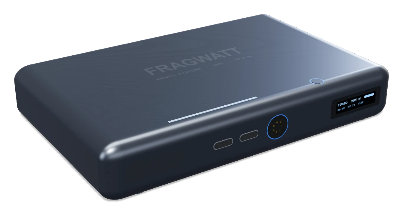FRAGWATT Core: slim aluminum body with rounded edges, fan grille on the front, two USB-C, KX-Link connector and OLED display